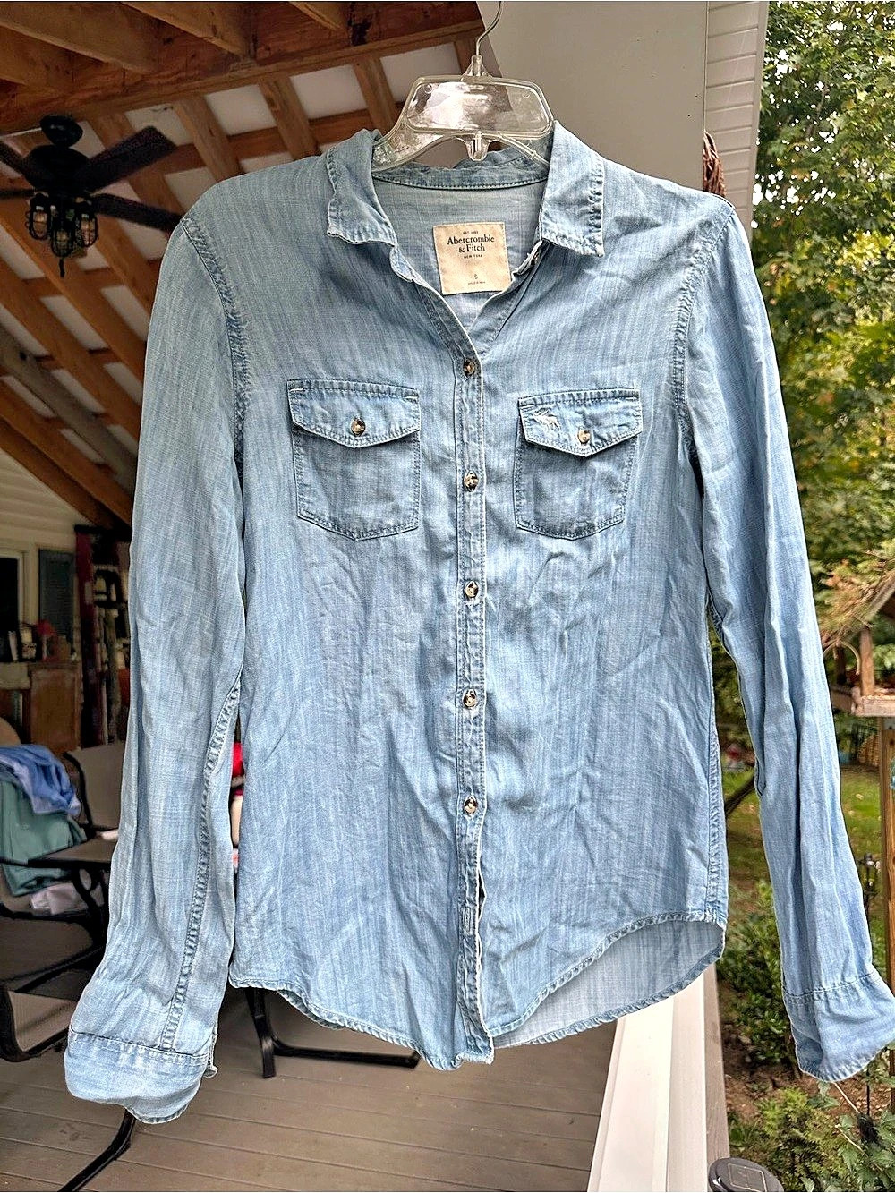 Abercrombie & Fitch Light Wash Denim Button-Up Shirt Blue Small